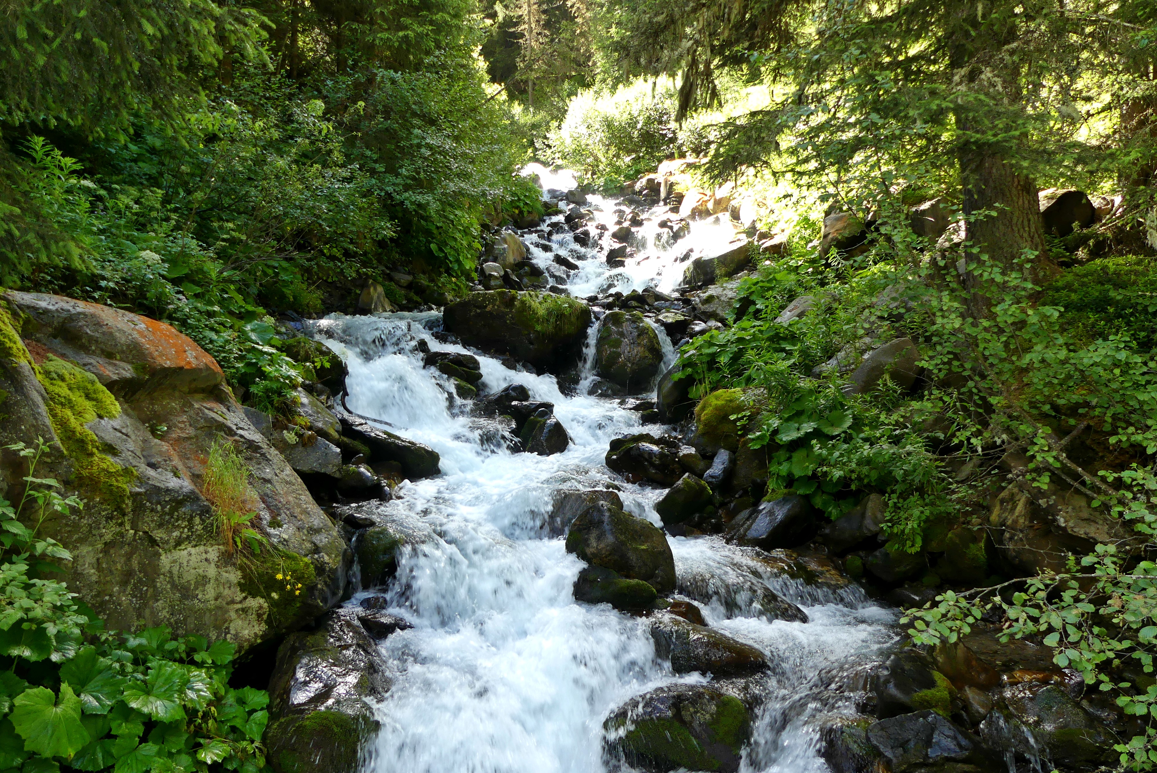 Wasserfall auf Wanderung zur Schweinfurter Hütte